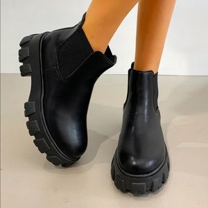 Chunky lug sole Chelsea boot